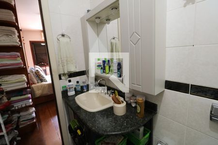 Casa de condomínio à venda com 233m², 3 quartos e 3 vagas Casa de condomínio à venda com 233m², 3 quartos e 3 vagasBanheiro da Suite