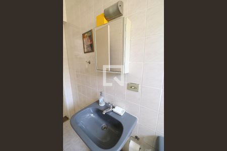 Casa de condomínio à venda com 233m², 3 quartos e 3 vagas Casa de condomínio à venda com 233m², 3 quartos e 3 vagasBanheiro de Serviço