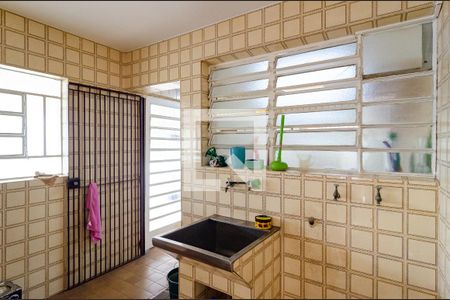 Casa à venda com 325m², 3 quartos e 3 vagas Casa à venda com 325m², 3 quartos e 3 vagasLavanderia