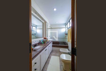 Apartamento à venda com 360m², 5 quartos e 4 vagas Apartamento à venda com 360m², 5 quartos e 4 vagasBanheiro Suíte