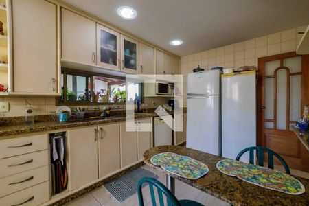 Apartamento à venda com 360m², 5 quartos e 4 vagas Apartamento à venda com 360m², 5 quartos e 4 vagasCozinha