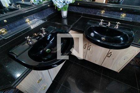 Casa à venda com 327m², 4 quartos e 3 vagasBanheiro da Suíte