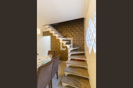 Casa à venda com 130m², 3 quartos e 2 vagasEscada