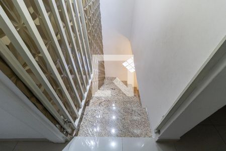 Casa à venda com 130m², 3 quartos e 2 vagasEscada