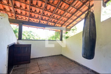 Casa à venda com 250m², 4 quartos e 4 vagas Casa à venda com 250m², 4 quartos e 4 vagasVaranda