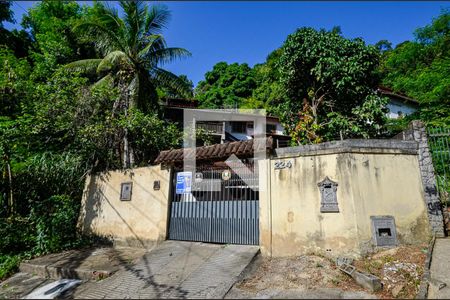 Casa à venda com 250m², 4 quartos e 4 vagas Casa à venda com 250m², 4 quartos e 4 vagasEntrada