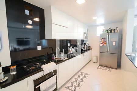 Casa à venda com 200m², 4 quartos e 2 vagas Casa à venda com 200m², 4 quartos e 2 vagasCozinha