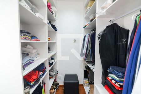 Casa à venda com 200m², 4 quartos e 2 vagas Casa à venda com 200m², 4 quartos e 2 vagasCloset da Suíte