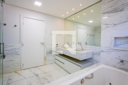 Casa à venda com 470m², 3 quartos e 3 vagasBanheiro do quarto 1