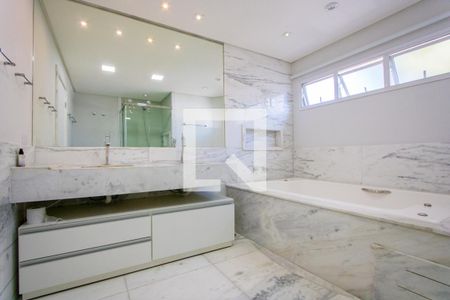 Casa à venda com 470m², 3 quartos e 3 vagasBanheiro do quarto 1