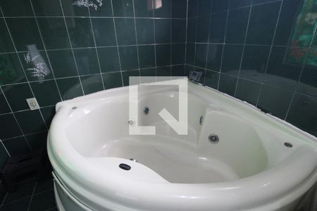 Casa à venda com 386m², 4 quartos e 4 vagasBanheira da suíte 1