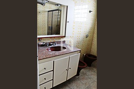 Casa para alugar com 218m², 3 quartos e 2 vagasBanheiro