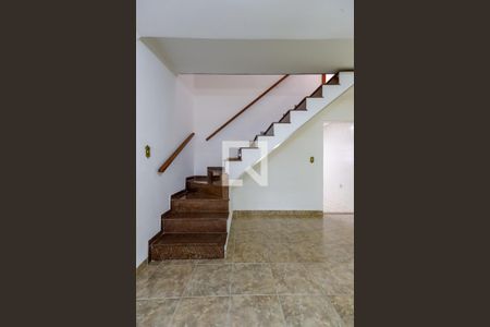 Escada Quartos de casa para alugar com 2 quartos, 90m² em Vila Nilo, São Paulo