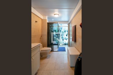 Casa à venda com 950m², 5 quartos e 5 vagasBanheiro Suíte 1 - Térreo