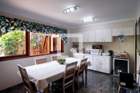 Casa à venda com 950m², 5 quartos e 5 vagasCozinha