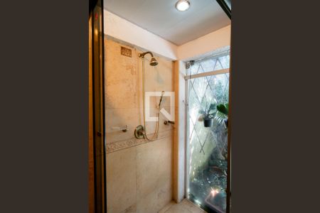 Casa à venda com 950m², 5 quartos e 5 vagasBanheiro Suíte 1 - Térreo