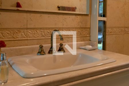 Casa à venda com 950m², 5 quartos e 5 vagasBanheiro Suíte 1 - Térreo