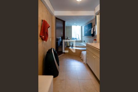 Casa à venda com 950m², 5 quartos e 5 vagasBanheiro Suíte 1 - Térreo