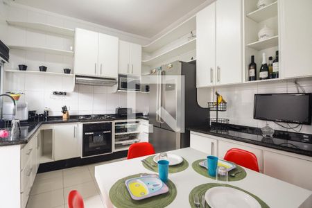 Casa à venda com 310m², 4 quartos e 4 vagas Casa à venda com 310m², 4 quartos e 4 vagasCozinha