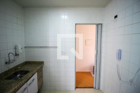 Cozinha de apartamento para alugar com 2 quartos, 50m² em Vila Carmosina, São Paulo