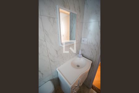 Banheiro de apartamento para alugar com 2 quartos, 50m² em Vila Carmosina, São Paulo