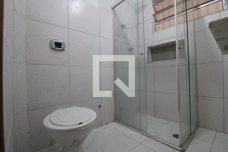 Banheiro de casa para alugar com 2 quartos, 72m² em Parque Residencial Julia, São Paulo