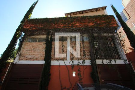 Casa à venda com 400m², 1 quarto e 8 vagas Casa à venda com 400m², 1 quarto e 8 vagasFachada