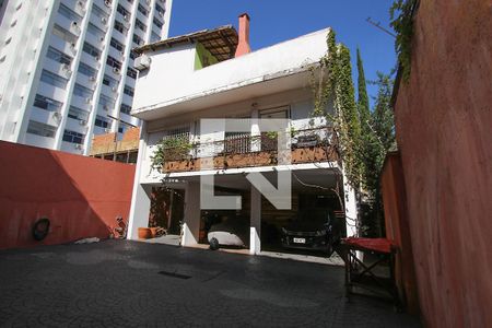 Casa à venda com 400m², 1 quarto e 8 vagas Casa à venda com 400m², 1 quarto e 8 vagasQuintal e Fachada