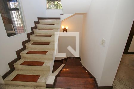 Casa à venda com 400m², 1 quarto e 8 vagas Casa à venda com 400m², 1 quarto e 8 vagasEscada Hall de Entrada