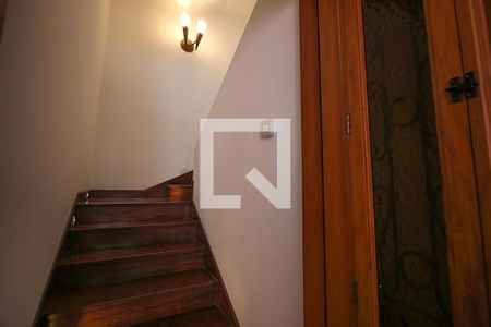 Casa à venda com 400m², 1 quarto e 8 vagas Casa à venda com 400m², 1 quarto e 8 vagasEscada Hall de Entrada