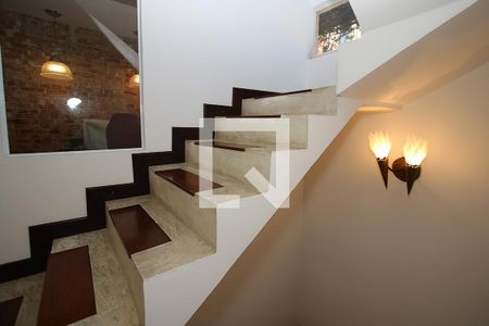 Casa à venda com 400m², 1 quarto e 8 vagas Casa à venda com 400m², 1 quarto e 8 vagasEscada Hall de Entrada