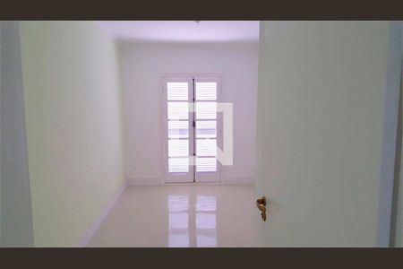 Casa à venda com 3 quartos, 200m² em Vila Claudia, São Paulo