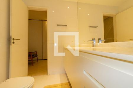 Banheiro da suíte  de apartamento à venda com 2 quartos, 120m² em Leblon, Rio de Janeiro