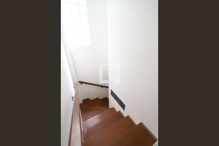 Casa para alugar com 200m², 3 quartos e 2 vagas Casa para alugar com 200m², 3 quartos e 2 vagasEscada