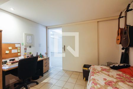 Casa à venda com 430m², 4 quartos e 8 vagasQuarto - Garagem 