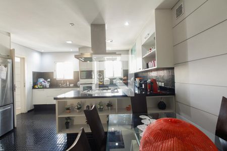 Casa à venda com 430m², 4 quartos e 8 vagasCozinha 