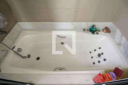 Casa à venda com 430m², 4 quartos e 8 vagasBanheiro Suíte 2