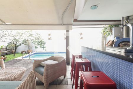 Casa à venda com 430m², 4 quartos e 8 vagasChurrasqueira e Piscina 