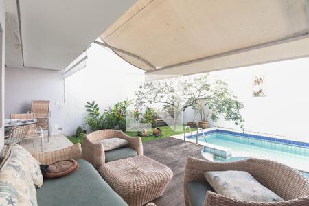 Casa à venda com 430m², 4 quartos e 8 vagasChurrasqueira e Piscina 
