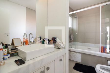 Casa à venda com 430m², 4 quartos e 8 vagasBanheiro Suíte 2