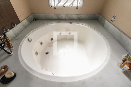 Casa à venda com 430m², 4 quartos e 8 vagasBanheiro Suíte 1