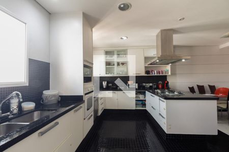 Casa à venda com 430m², 4 quartos e 8 vagasCozinha 