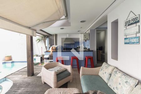 Casa à venda com 430m², 4 quartos e 8 vagasChurrasqueira e Piscina 