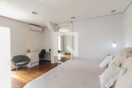 Casa à venda com 430m², 4 quartos e 8 vagasSuíte 1