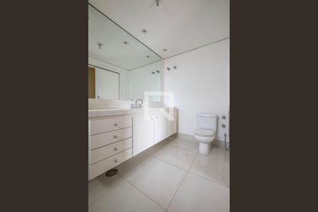 Apartamento para alugar com 215m², 3 quartos e 4 vagasSuíte 1 - Banheiro