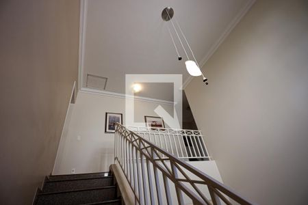 Casa de condomínio para alugar com 480m², 4 quartos e 4 vagasEscada