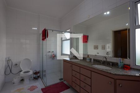 Casa de condomínio para alugar com 480m², 4 quartos e 4 vagasBanheiro do Quarto 1