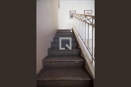 Casa de condomínio para alugar com 480m², 4 quartos e 4 vagasEscada