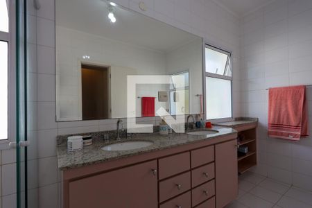 Casa de condomínio para alugar com 480m², 4 quartos e 4 vagasBanheiro do Quarto 1