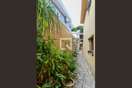 Casa à venda com 326m², 3 quartos e 4 vagasCorredor Lateral 